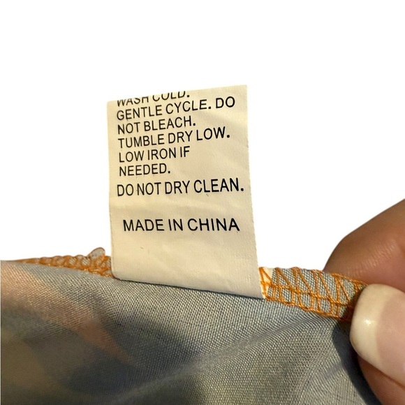 🎨 Vibrant Abstract Print Button-Up Tunic (L) - Picture 4 of 12